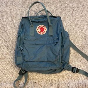 Forest green Fjallraven kanken
